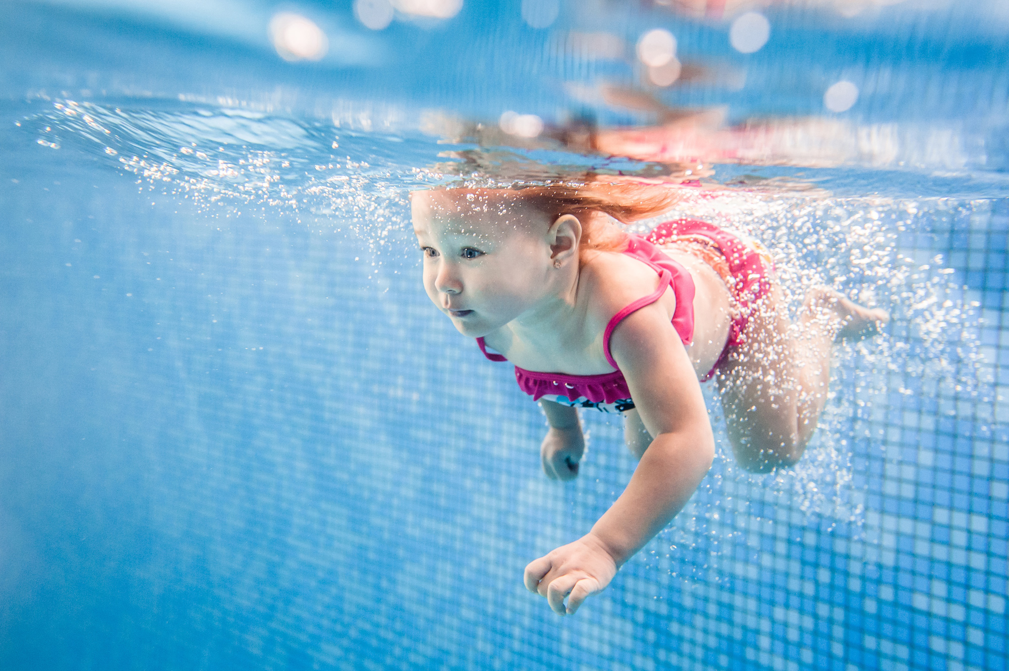 Barn som koser seg på svømmekurs hos Gladivann