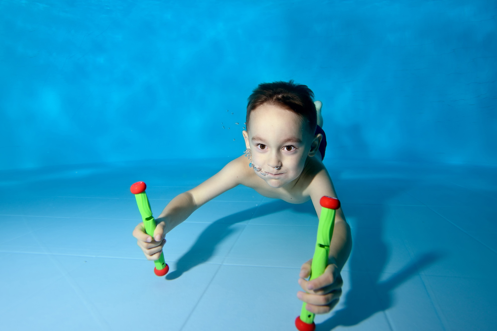 Barn som koser seg på svømmekurs hos Gladivann